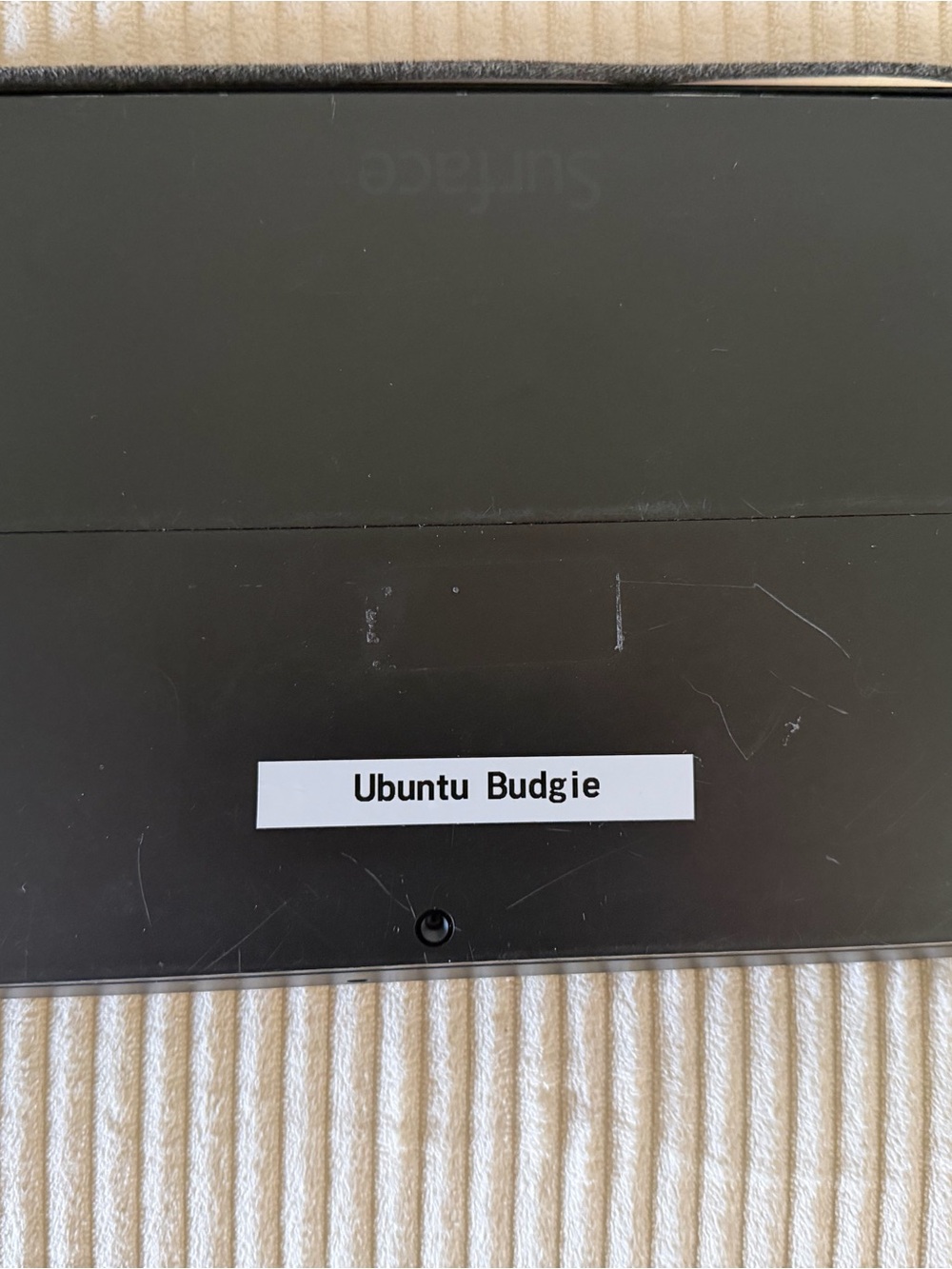 Microsoft Surface 2 Laptop Ubuntu Budgie Linux + Keyboard Cracked Screen